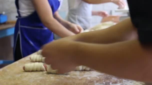 Trabajadores de la cocina cocina panadería — Vídeo de stock