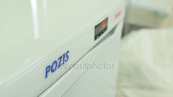 Белый современный мощный холодильник Pozis — стоковое видео