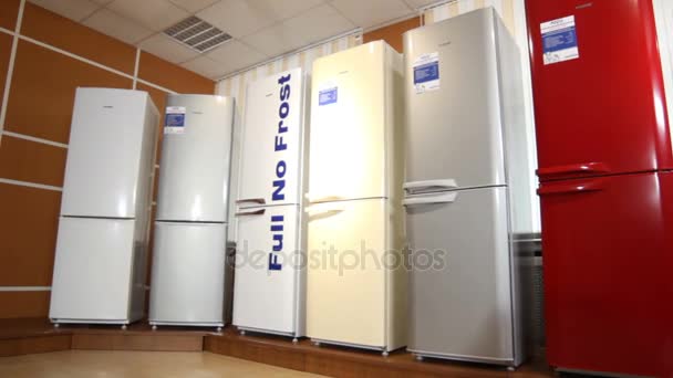 Línea de refrigeradores en gran sala de exposición — Vídeo de stock