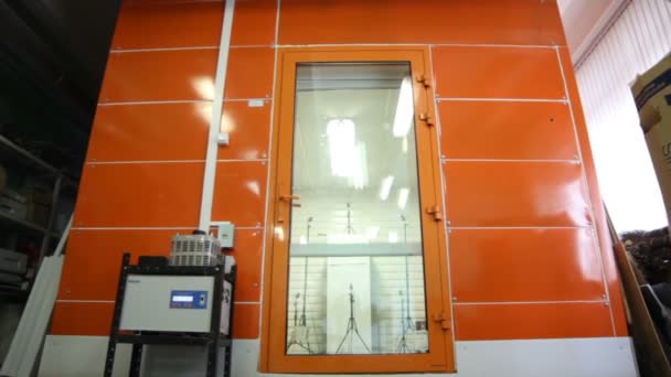 Estudio de grabación naranja con puerta de cristal — Vídeos de Stock