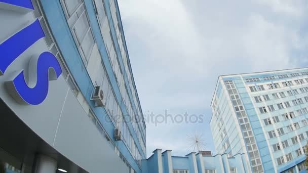 Entrada del edificio con logotipo azul — Vídeo de stock