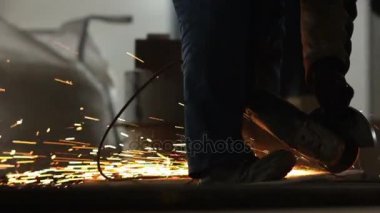 çalışan aracı ile metal parça testere ile kesme 