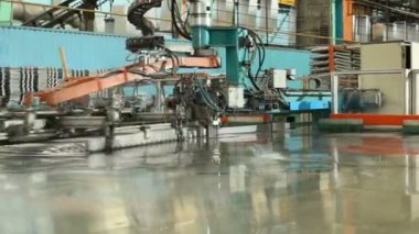 Kazan, Tataristan / Rusya - 16 Mayıs 2013: Mekanik kollu yakın çekim moderm güçlü metal makine, Kazan 'da 16 Mayıs' ta parlak yüzey üzerindeki ince buzdolabı freon borularını büktü