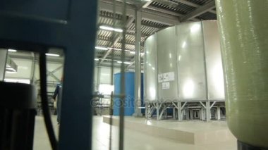 Silindirik tanklar arasında yürüyüş işçi