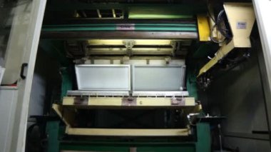 Kazan, Tataristan / Rusya - 16 Mayıs 2013: Kapalı modern güçlü otomatik basın makinesi, 16 Mayıs 'ta Kazan' daki fabrikada beyaz plastik parçalarla çalışıyor