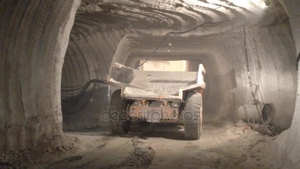 Truckkörning i underjordisk tunnel — Stockvideo