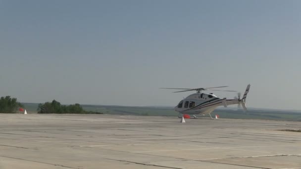 Helicóptero con cuchillas giratorias en pista — Vídeos de Stock