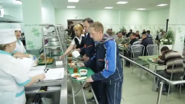 Travailleurs prenant le dîner sur des plateaux — Video