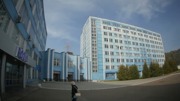Красивое здание администрации завода — стоковое видео