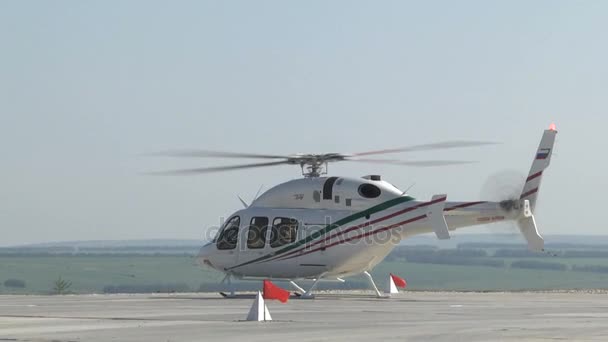 Helicóptero com lâminas rotativas na pista — Vídeo de Stock