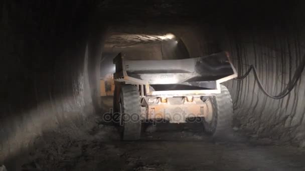 Ισχυρό φορτηγό οδήγησης σε υπόγεια σήραγγα — Αρχείο Βίντεο