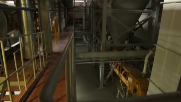 Concrete schoorsteen onder metalen hoogwerkers — Stockvideo