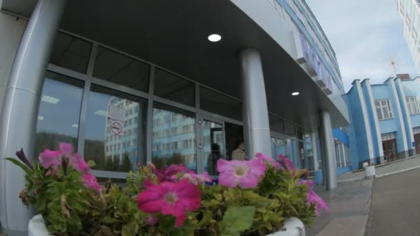 俄罗斯喀山 2013年5月16日 工人离开工厂管理大楼与大海报在蓝天背景下 — 图库视频影像
