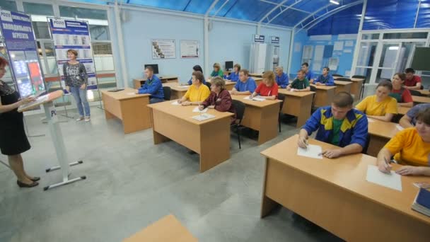 Kasan Tatarstan Russland Mai 2013 Menschen Uniform Sitzen Tischen Und — Stockvideo