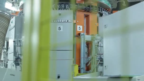 Mesin beroperasi di belakang kisi logam — Stok Video