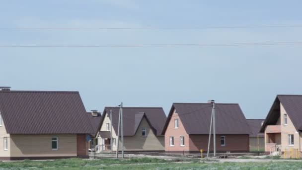 Bairro com casas de tijolos modernos — Vídeo de Stock