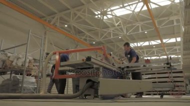 metal makine ile çalışan işçiler