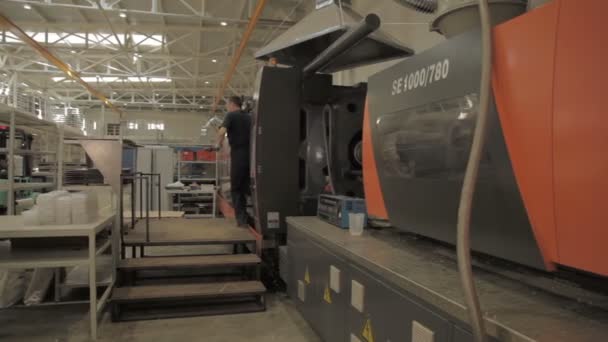 Arbeiter trägt Detail in Werkstatt — Stockvideo
