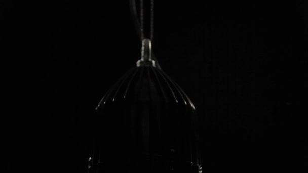 LED lampa i svart päron fall — Stockvideo