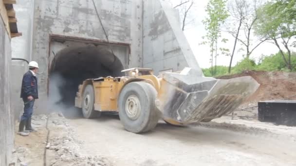 Bulldozer besturen van stenen boog — Stockvideo