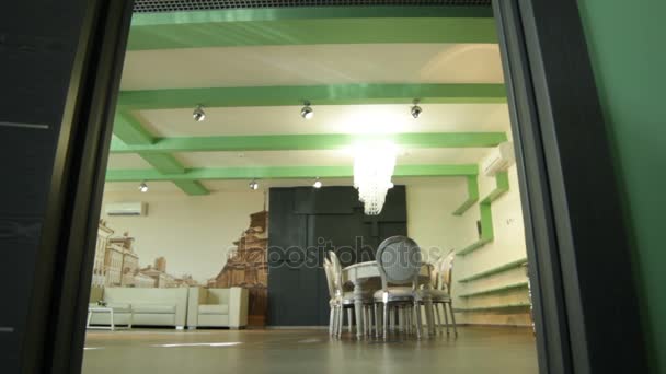 Sala iluminada com teto branco e verde — Vídeo de Stock