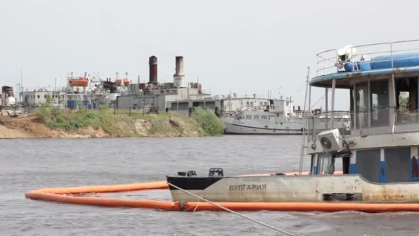 Antiguo barco semisumergido — Vídeos de Stock