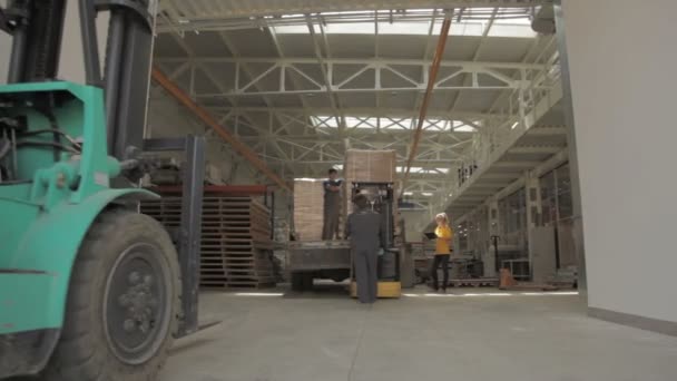 Productie proces in plant magazijn laden — Stockvideo