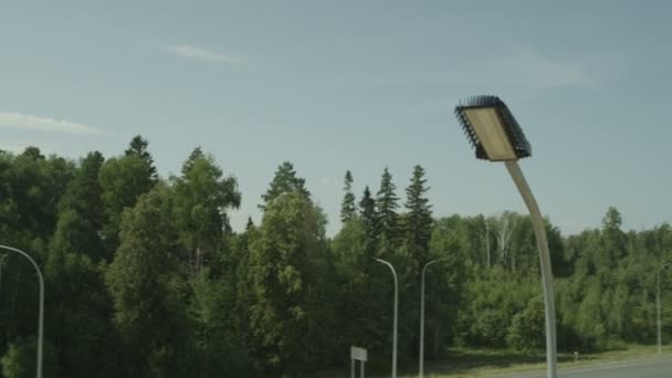 Luz de calle led en cruce vacío — Vídeo de stock