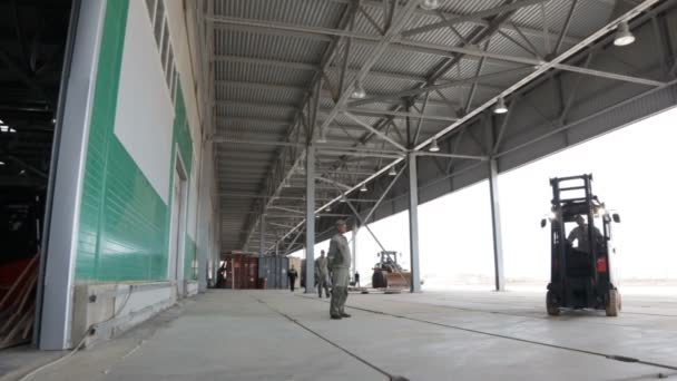 Chariot élévateur conduisant dans l'entrepôt de l'usine — Video