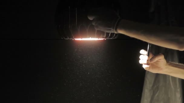 男性手固定大型ランプ — ストック動画