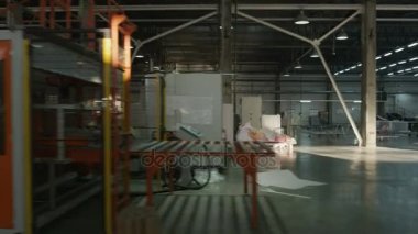 tezgahlar, işçiler ve kauçuk parçalar