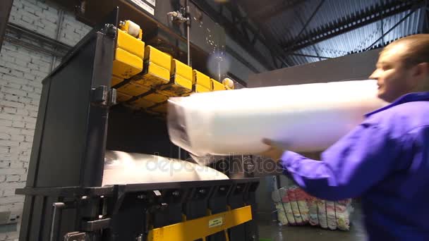 Arbeiter legt Gummirollen in Koffer — Stockvideo