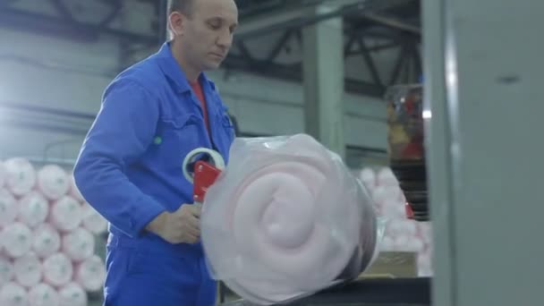 Munkavállaló rögzítő csomag gumi roll — Stock videók