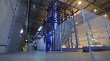 metal merdivene tırmanma işçi