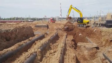 yerdeki büyük metal borular