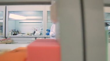 Beyaz önlük kadında