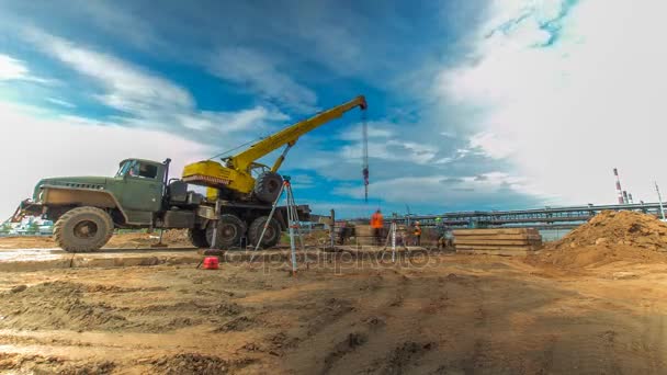 Grue mettant dalles de béton — Video