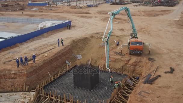 Construtores grupo que estabelece fundação torre — Vídeo de Stock