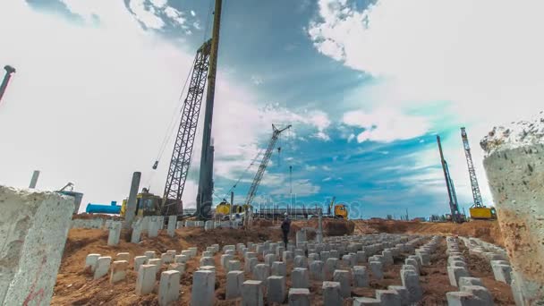 Construção torre guindaste descarga tubos — Vídeo de Stock