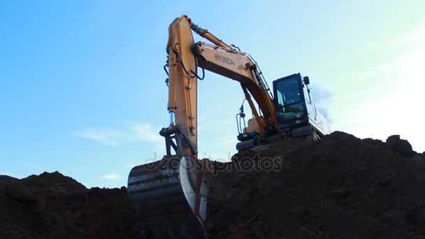 Moderno potente excavadora Hyundai — Vídeo de stock