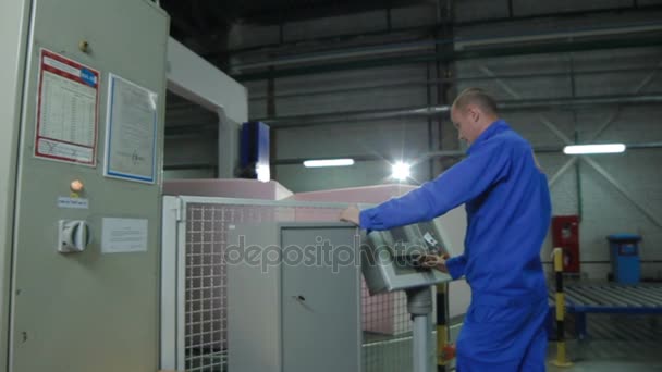 Panel de control del trabajador en taller de planta — Vídeos de Stock