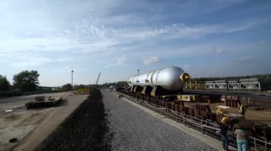 büyük metal tankları ile boru hatları