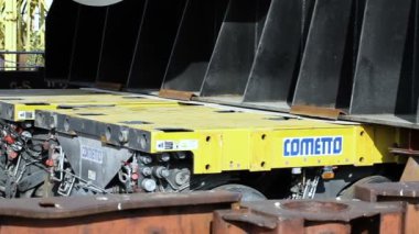 büyük metal tankları ile boru hatları