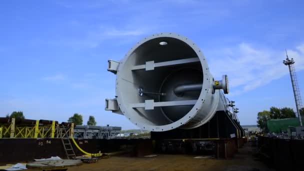 Трубопроводы с большими металлическими резервуарами — стоковое видео