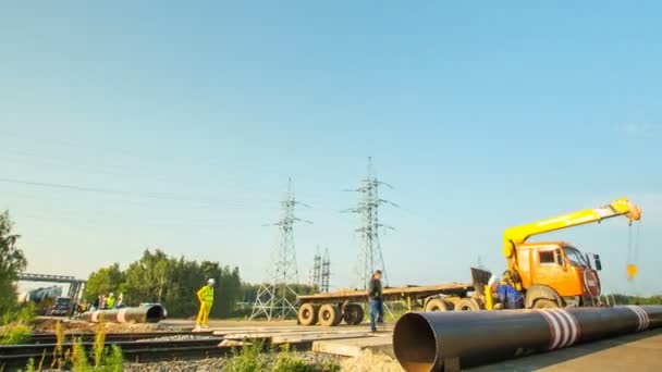 Pipelines mit großen Metalltanks — Stockvideo