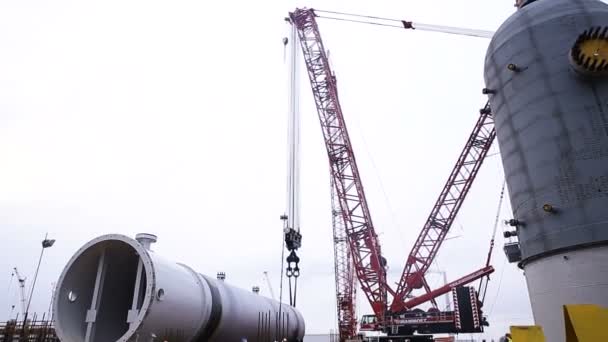 Pipelines mit großen Metalltanks — Stockvideo
