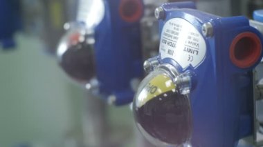 Kazan, Tataristan/Rusya - 11 Mayıs 2016: Plastik durumlarda Closeup mavi modern güvenilir doğru metre boru tesisi atölye üzerinde 11 Mayıs kazan test