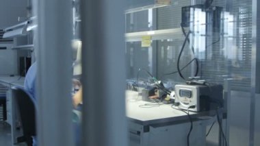 Kazan, Tataristan/Rusya - 11 Mayıs 2016: Tarih 11 Mayıs kazan büyük dijital mikroskop yüksek teknoloji laboratuvarında, küçük ayrıntılar ile çalışan kadına hareket