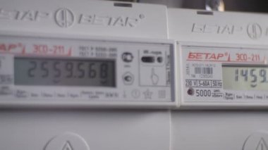  Beyaz plastik durumda dijital metre