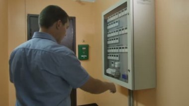 Kazan, Tataristan/Rusya - 11 Mayıs 2016: Tişörtlü arka görünümü adam cam geçiş panosu kapıyı aç ve modern dijital metre 11 Mayıs Kazan'ı oturma evde gösterir